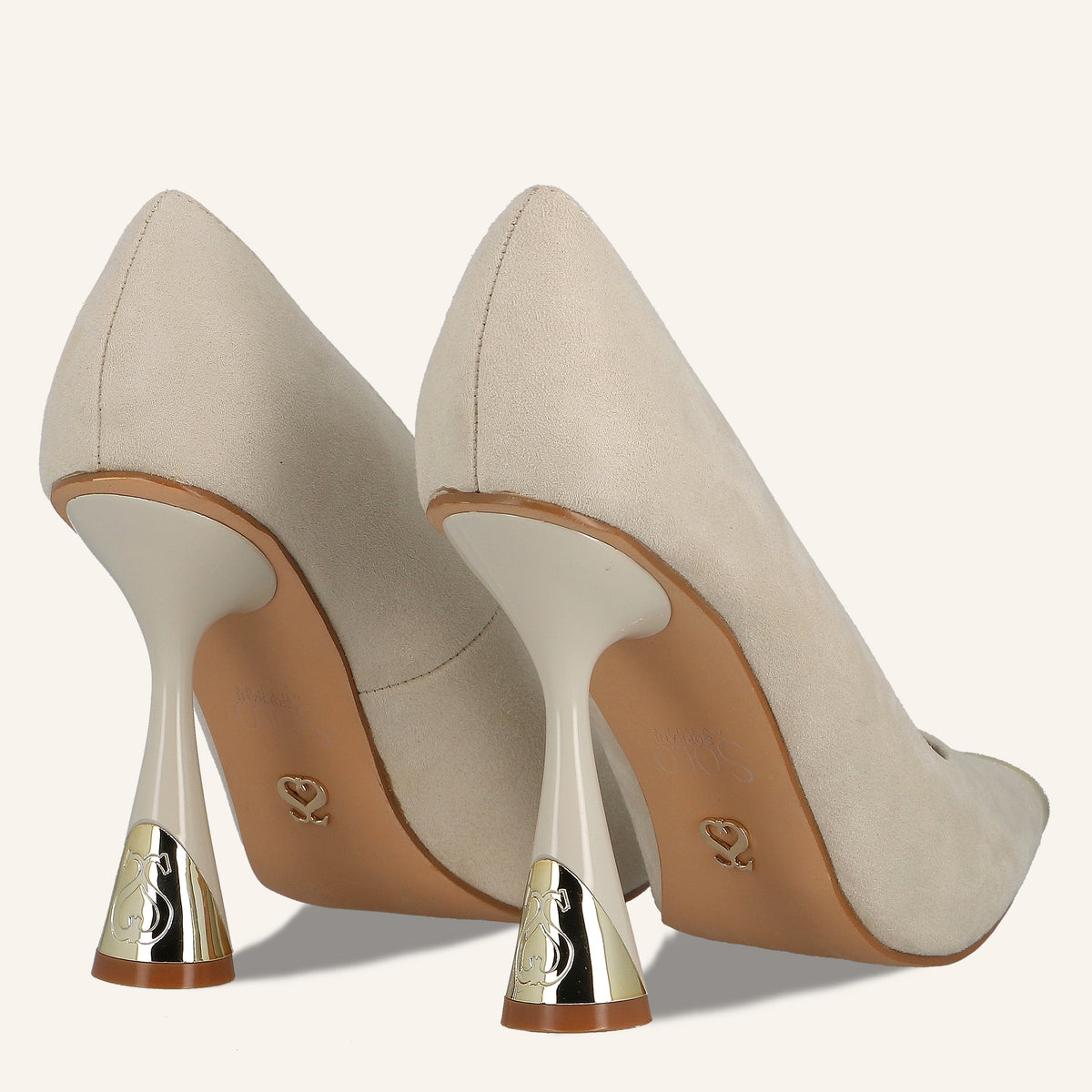 Décolleté Romy Beige in Camoscio con Puntale Metallico | Solo Soprani