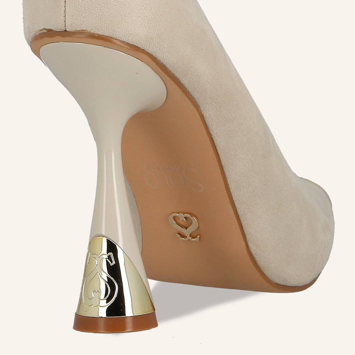 Décolleté Romy Beige in Camoscio con Puntale Metallico | Solo Soprani